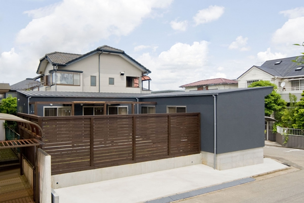 住宅地に建つコートハウス（通り抜け土間のある家）